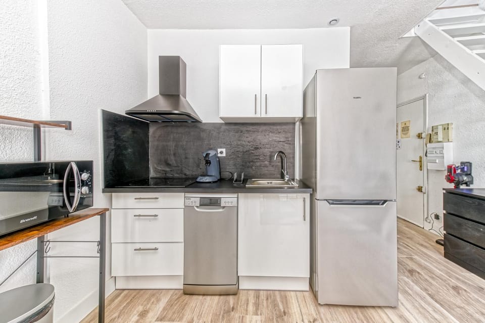 Kitchen or kitchenette, dishwasher, minibar, stove