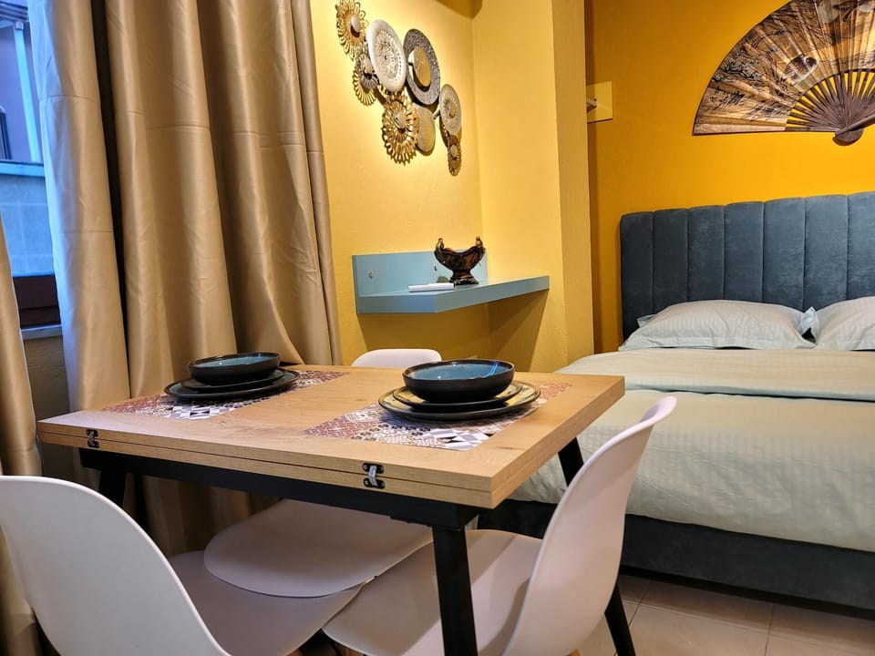 Bed, Seating area, Dining area, Bedroom