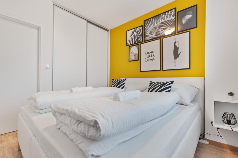 Bed, Living room, Photo of the whole room, Seating area, Bedroom, towels