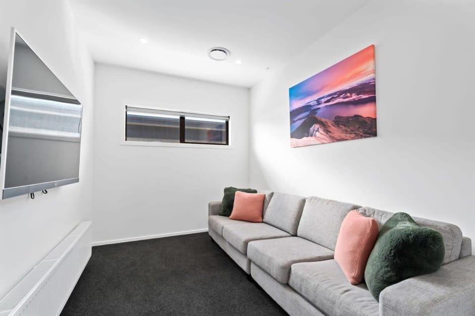 Views on Farrant House in Wanaka