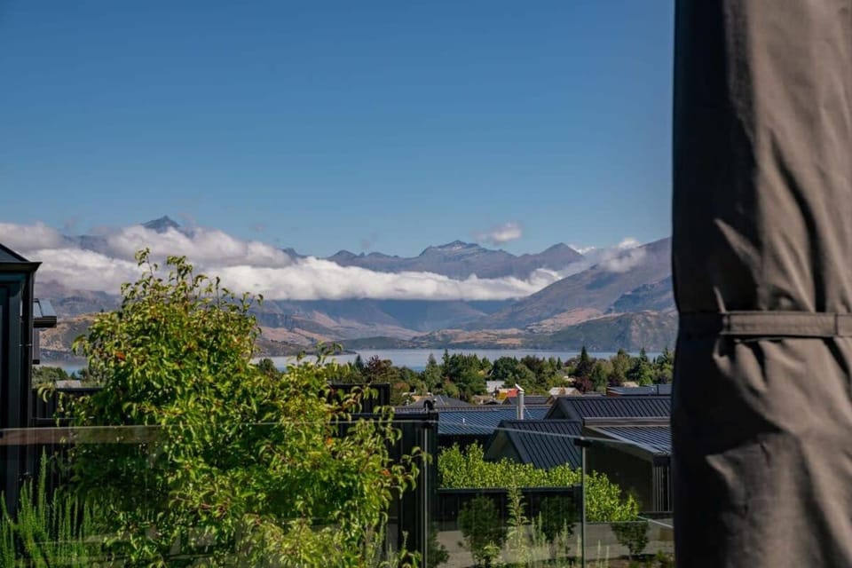 Views on Farrant House in Wanaka