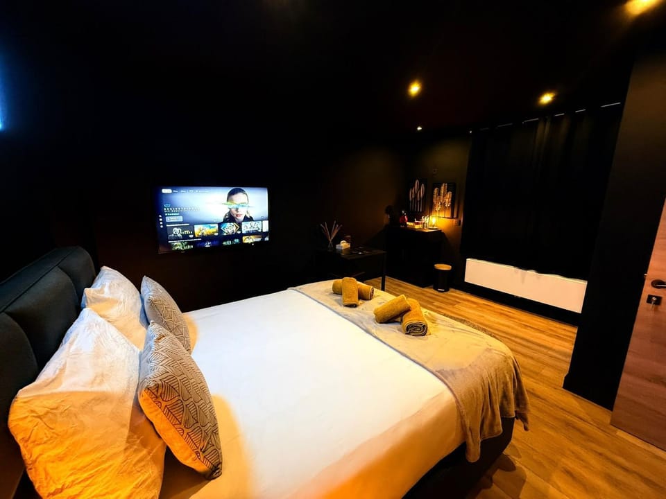 TV and multimedia, Photo of the whole room, Bedroom