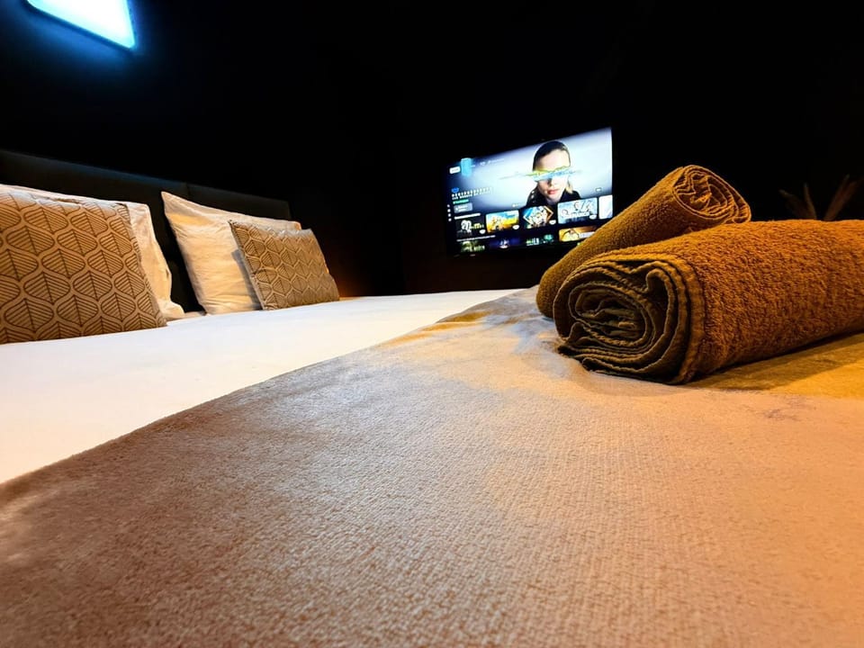 Bed, TV and multimedia, Bedroom