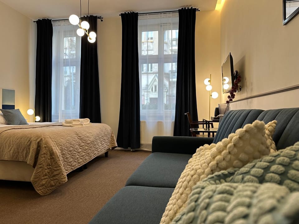 Bed, Living room, Photo of the whole room, Seating area, Bedroom