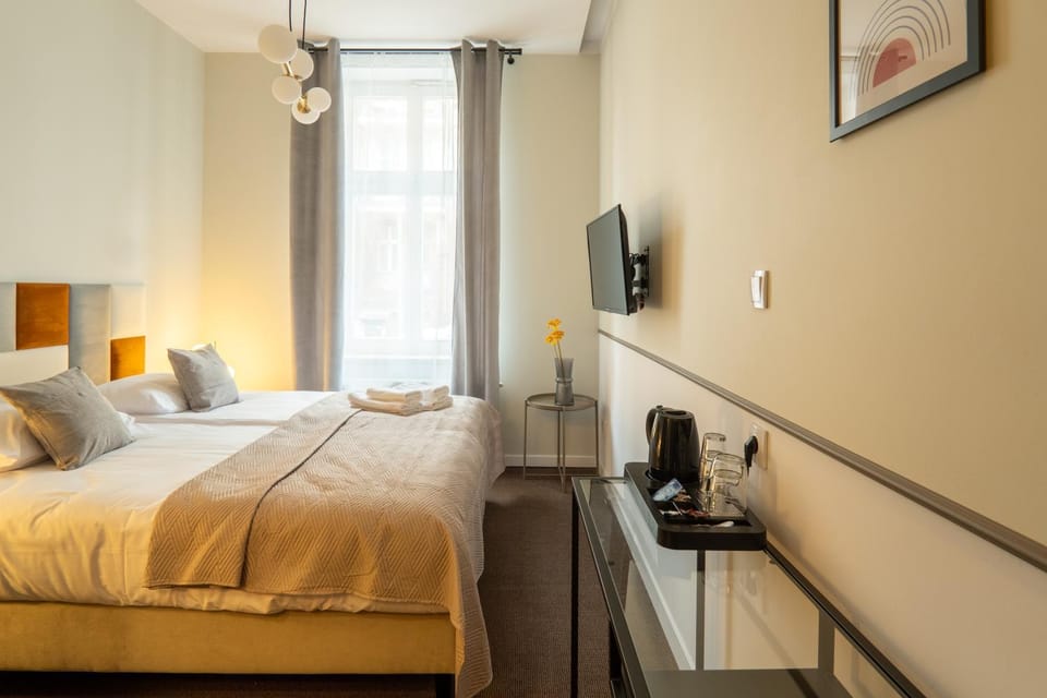 Bed, TV and multimedia, Kitchen or kitchenette, Photo of the whole room, Bedroom, hair dresser