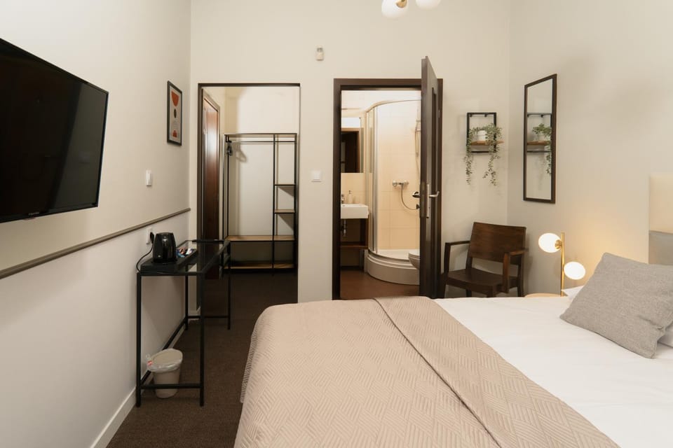 Bed, TV and multimedia, Photo of the whole room, Bedroom, hair dresser