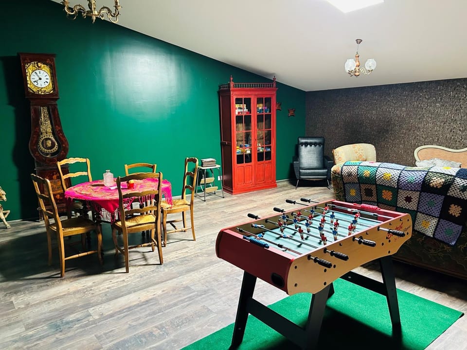Game Room, Seating area