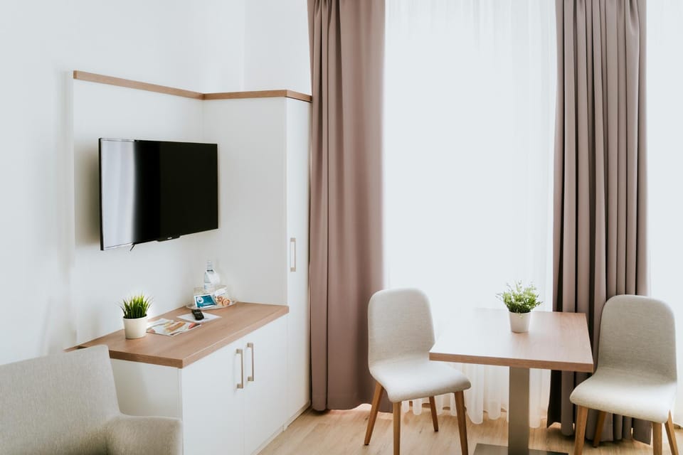 TV and multimedia, Seating area, Dining area