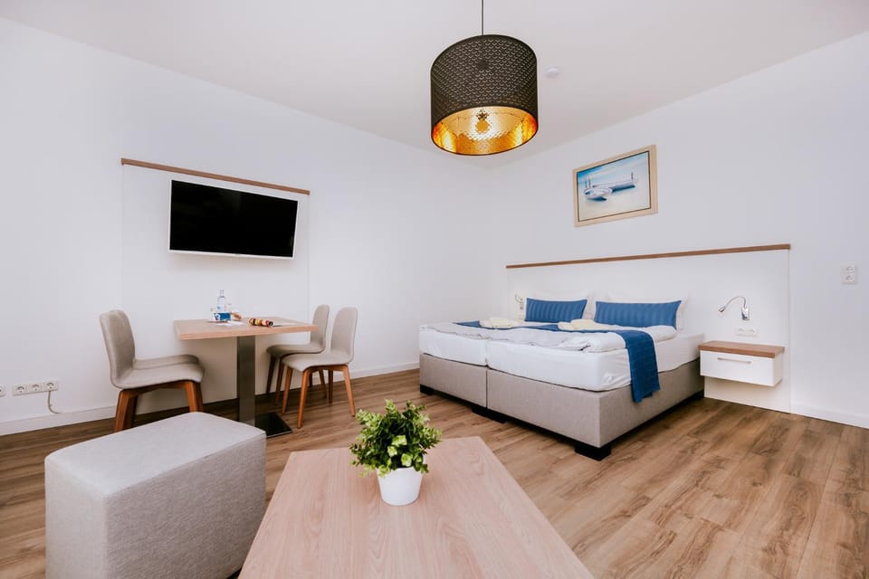 Bed, TV and multimedia, Living room, Photo of the whole room, Seating area, Dining area, Bedroom