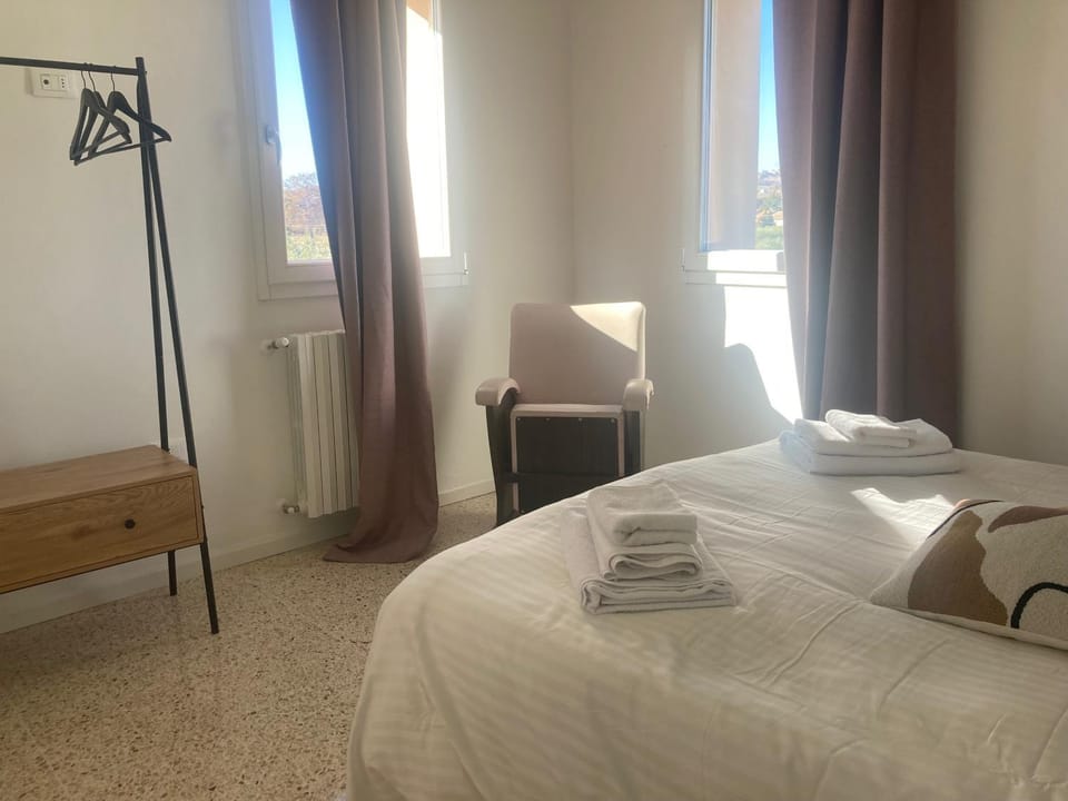 Bed, Photo of the whole room, Bedroom, towels