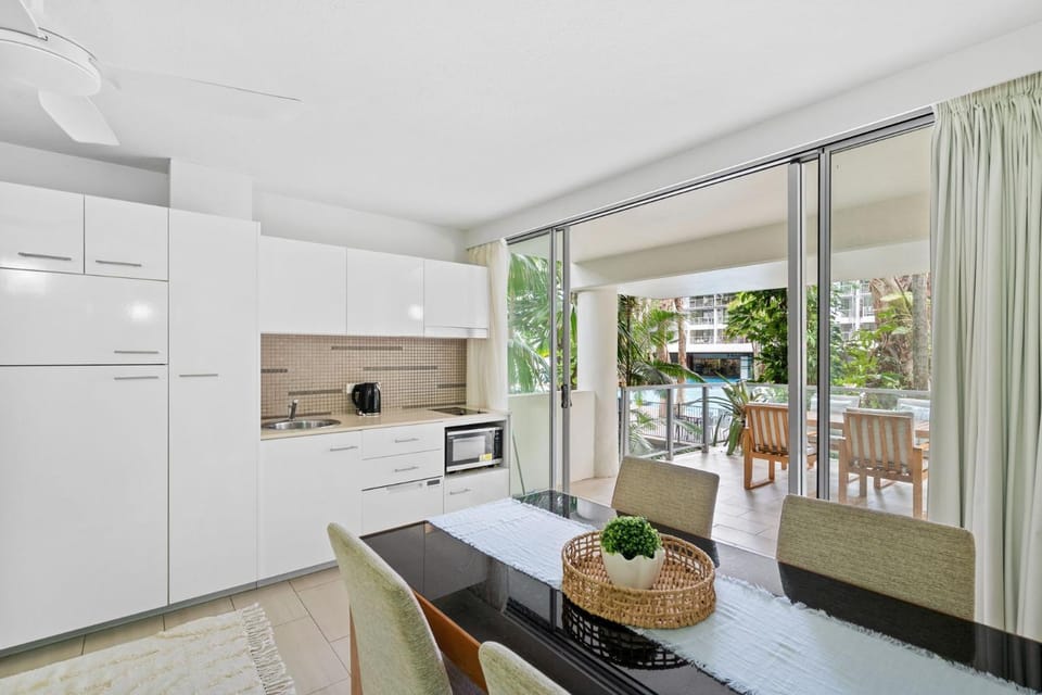 Kitchen or kitchenette, Dining area, dishwasher, minibar, stove