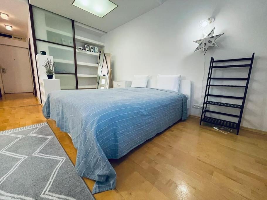 Shiraz Garden Studio Apartment in Warsaw