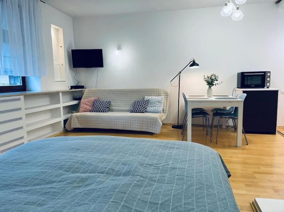 Shiraz Garden Studio Apartment in Warsaw