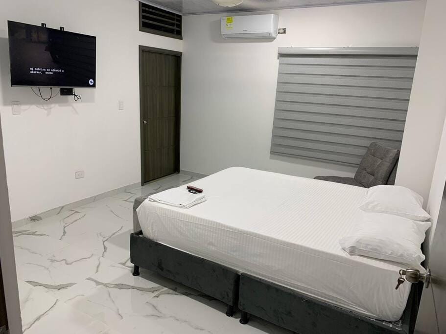 Bed, TV and multimedia, Photo of the whole room, Bedroom, air conditioner