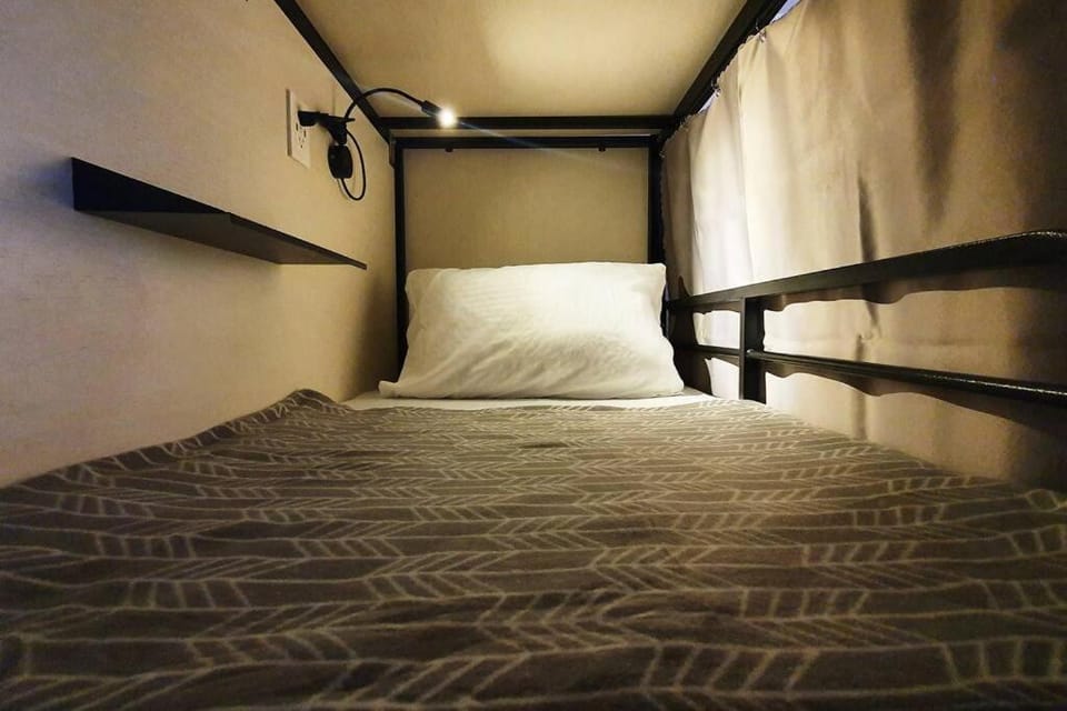 Travelers Inn - Cozy Capsule Bunks, Makati Apartment in Makati