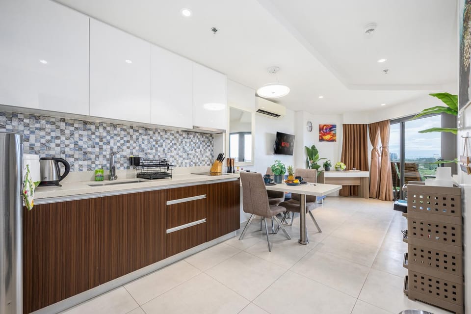 TV and multimedia, Coffee/tea facilities, Kitchen or kitchenette, Living room, Seating area, Dining area, oven, stove, toaster