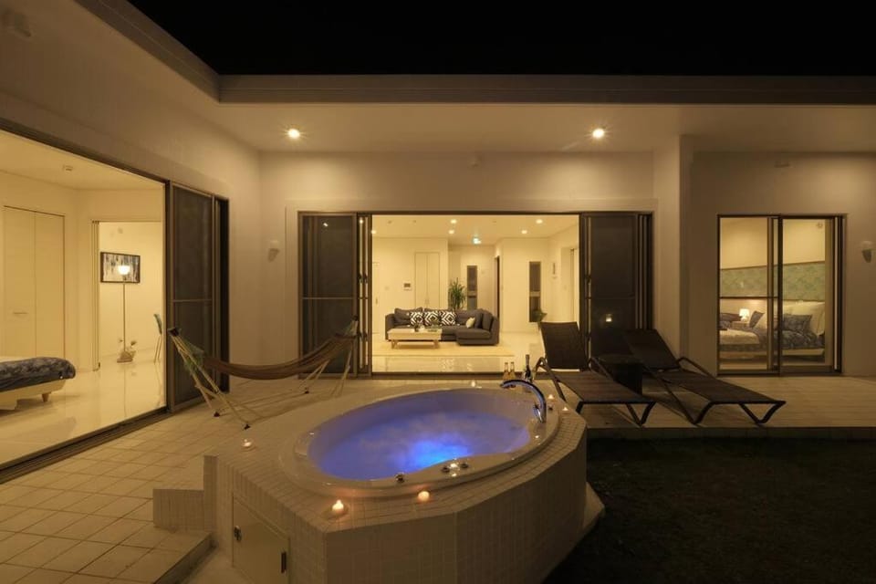 The KOURI 海まで30秒の絶景ヴィラ 星空ジャグジーとBBQ 最大10名 ペット可 Villa in Okinawa Prefecture