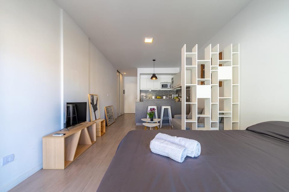 Bed, TV and multimedia, Photo of the whole room, Bedroom, towels