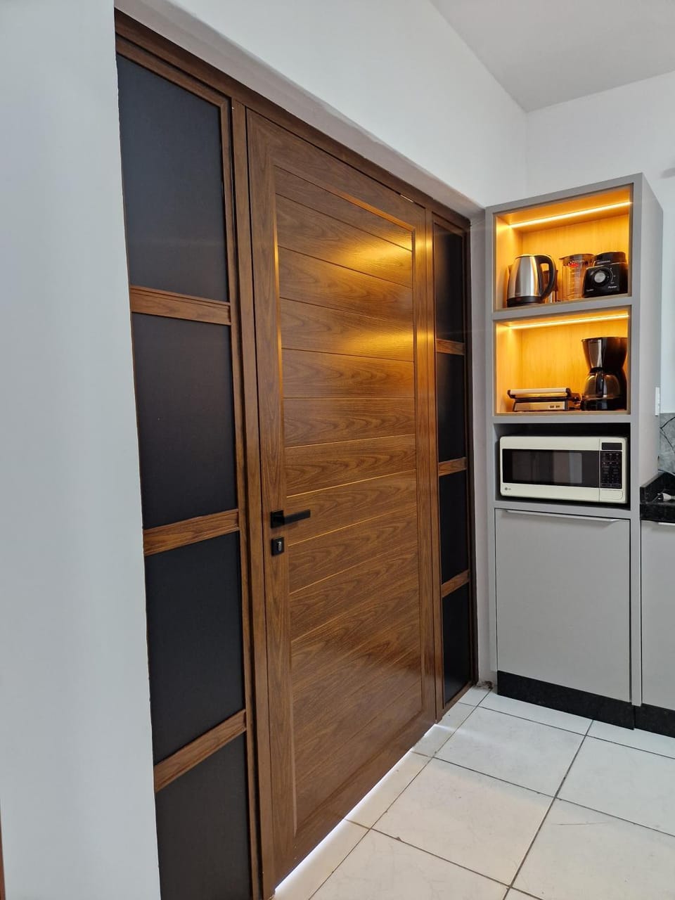 Kitchen or kitchenette, minibar, oven, stove