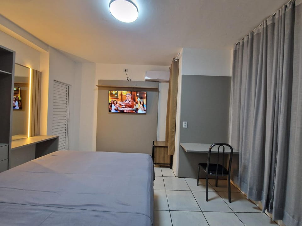 Bed, TV and multimedia, Photo of the whole room, Bedroom