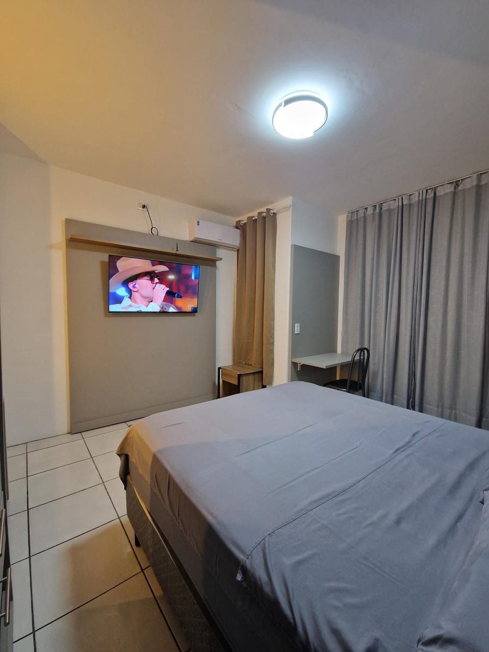 Bed, TV and multimedia, Photo of the whole room, Bedroom