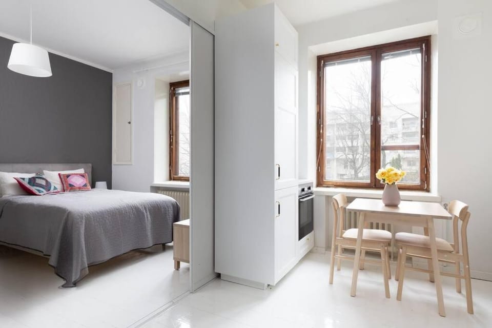 Bed, Dining area, Bedroom