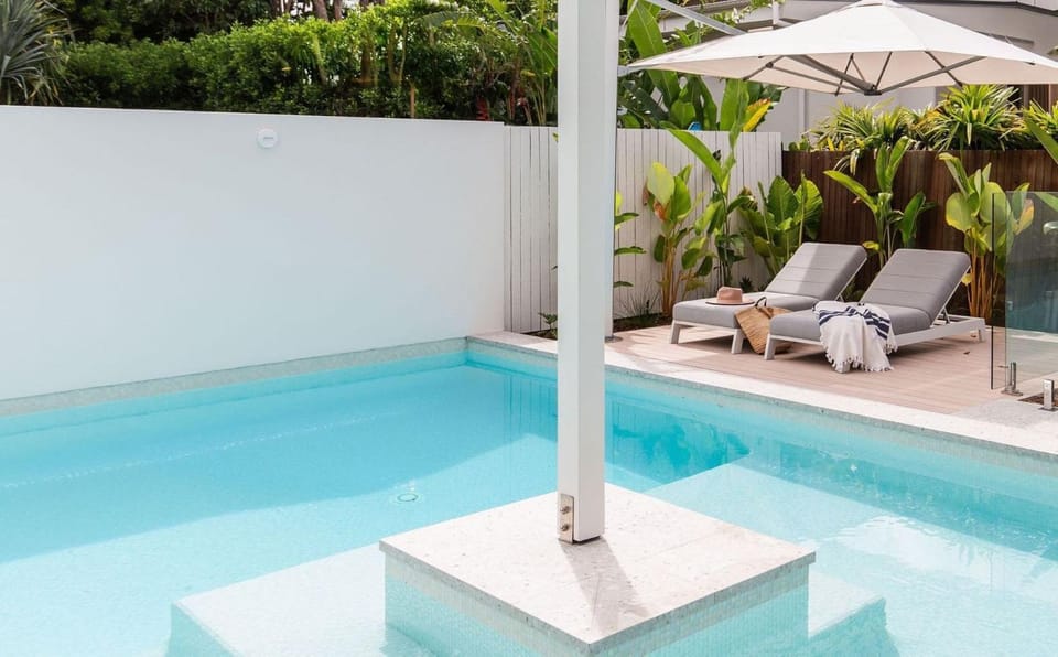 Swimming pool, sunbed