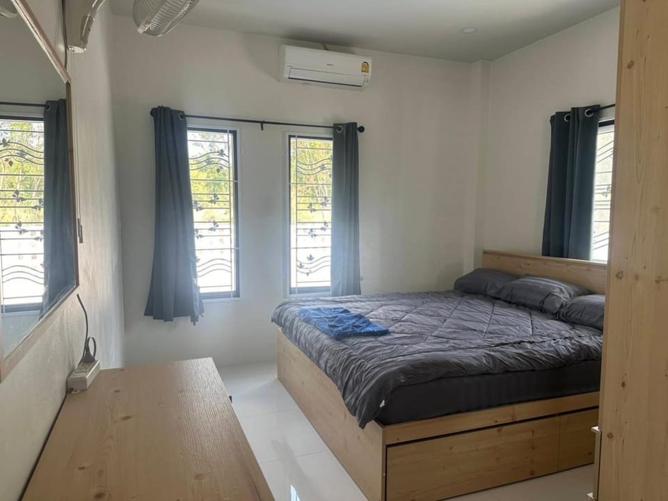 Bed, Photo of the whole room, Bedroom, air conditioner