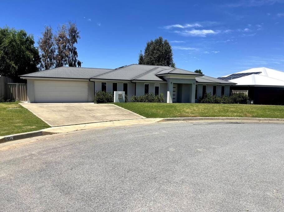 Durack & Relax House in North Wagga Wagga