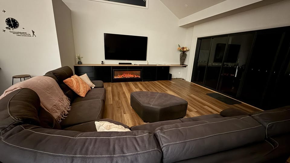Communal lounge/ TV room, TV and multimedia, Living room, Seating area, Evening entertainment