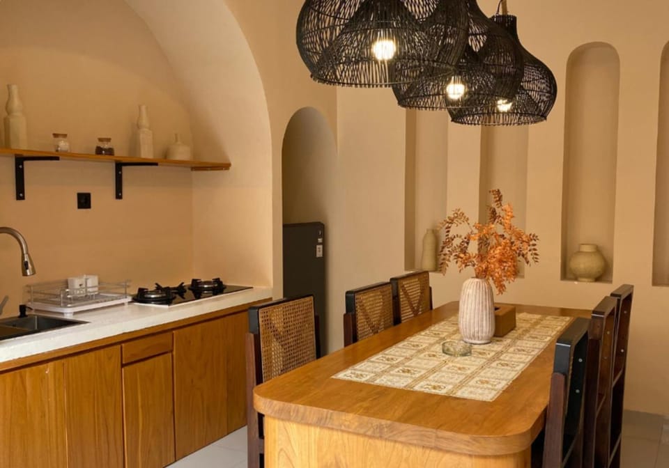 Kitchen or kitchenette, Dining area