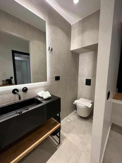 Toilet, Bed, towels