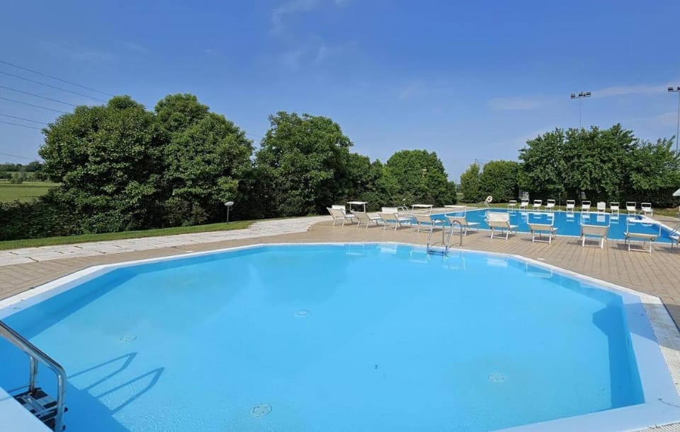 Day, Pool view, Swimming pool, sunbed