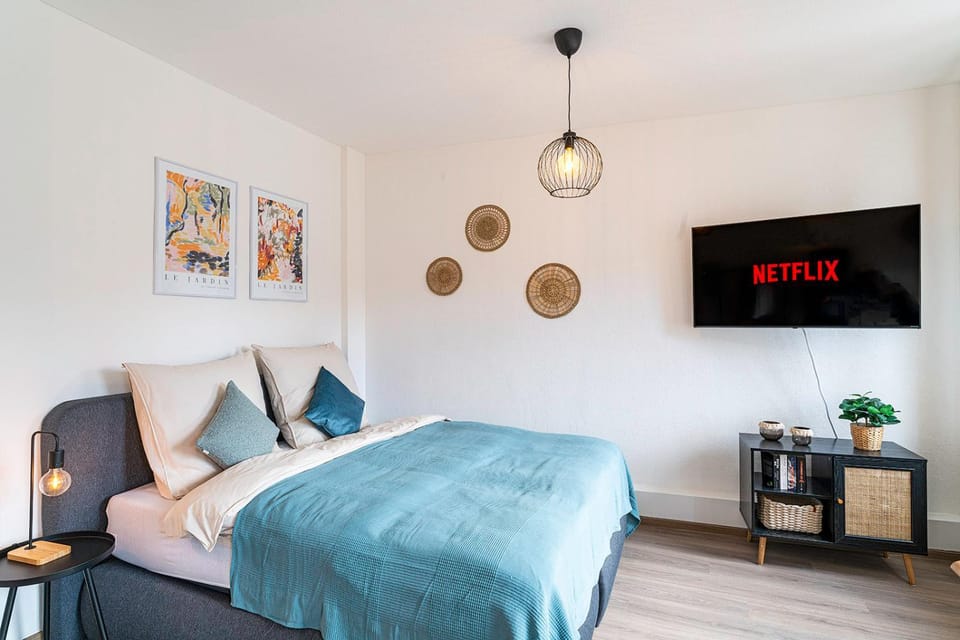 Bed, TV and multimedia, Bedroom