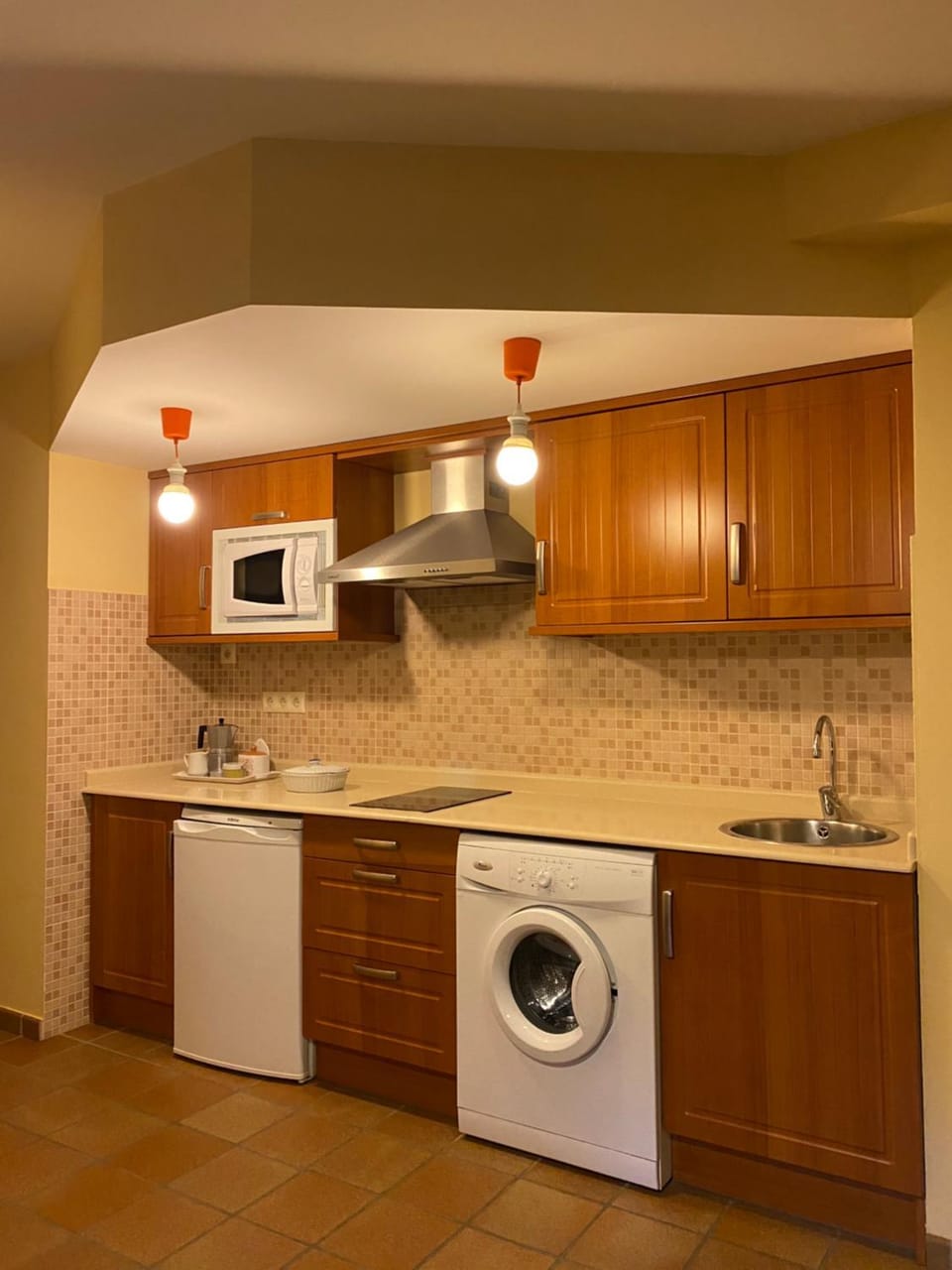 Kitchen or kitchenette, minibar, stove, washing machine