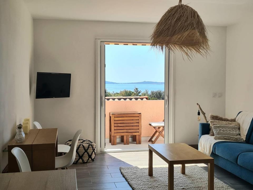 GIEDES Appartement pour 4 personnes avec vue mer face à Porquerolles et piscine situé à Giens Apartment in Hyères