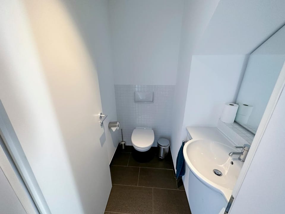 Toilet, towels