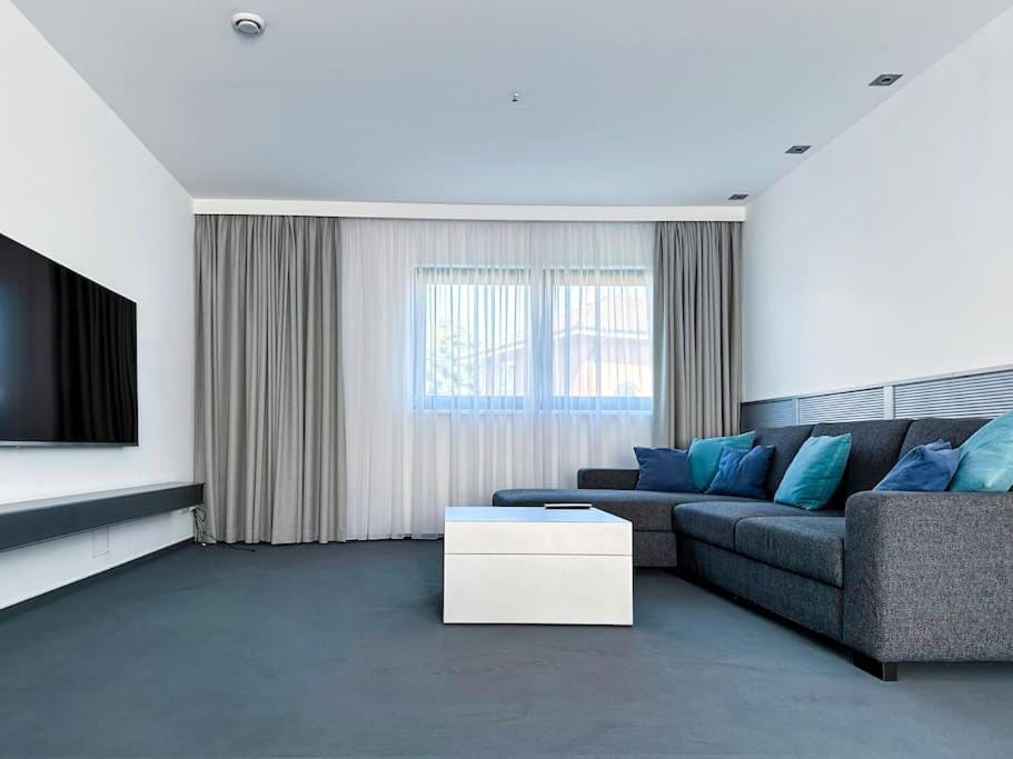 Communal lounge/ TV room, TV and multimedia, Living room, Seating area
