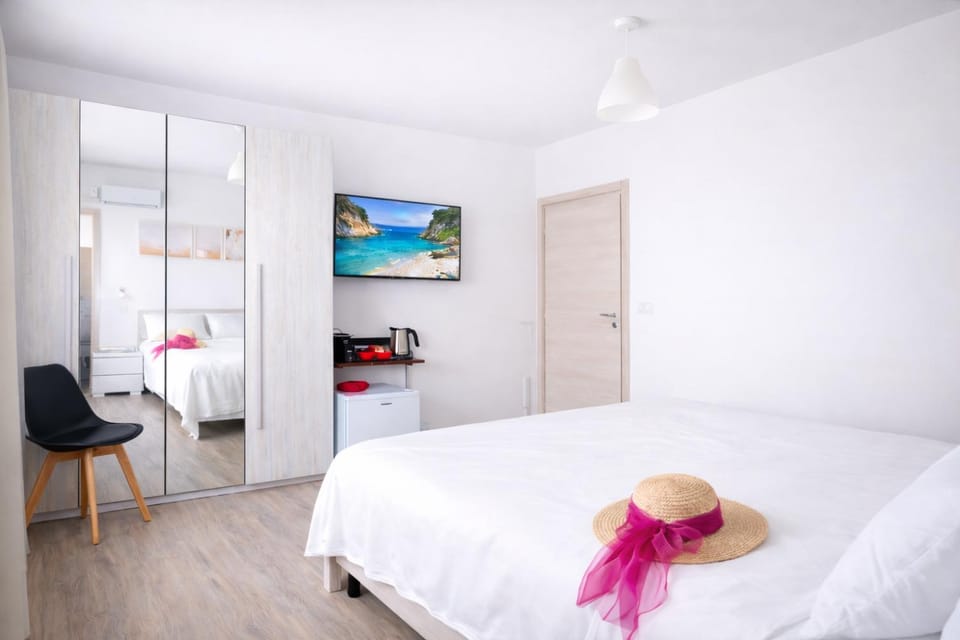 Bed, TV and multimedia, Photo of the whole room, Bedroom, towels, wardrobe