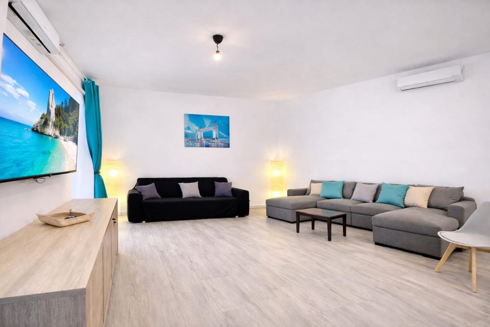 Bed, TV and multimedia, Living room, Bedroom, air conditioner