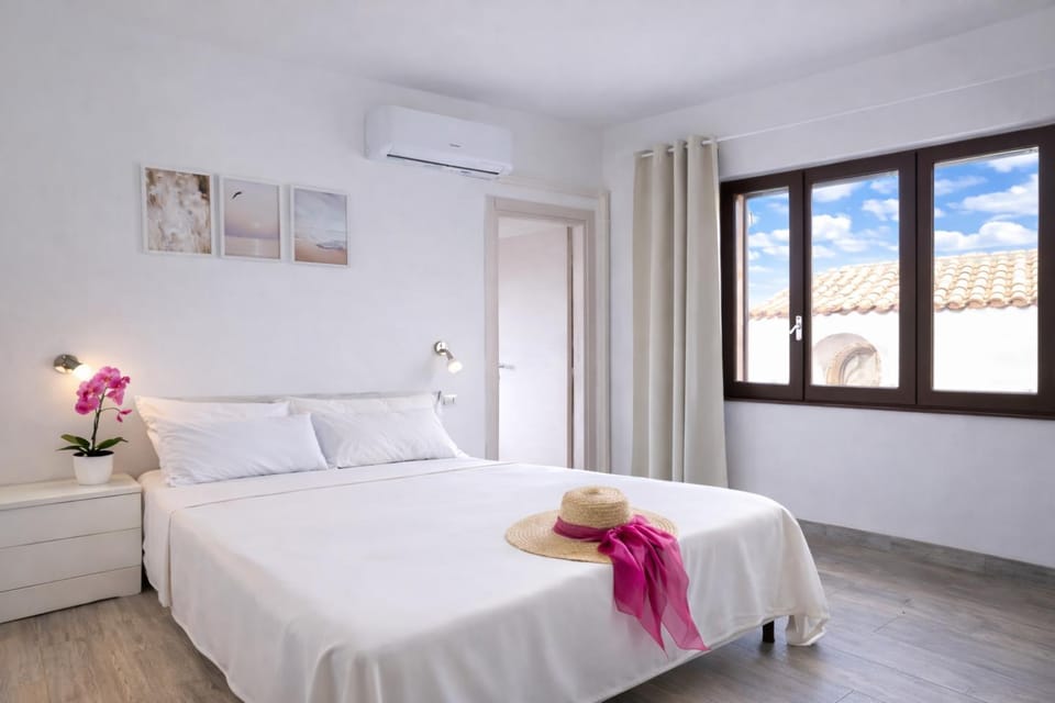 Bed, Photo of the whole room, Bedroom, air conditioner