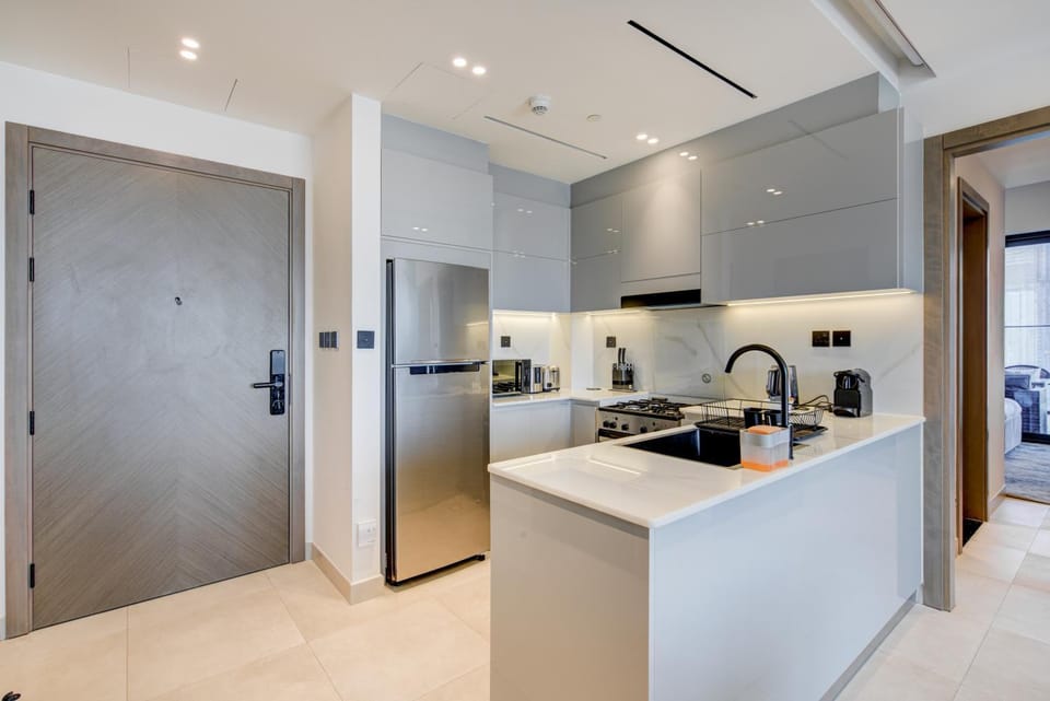 Kitchen or kitchenette, minibar