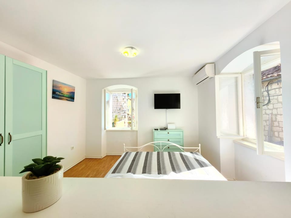 Bed, TV and multimedia, Bedroom, air conditioner