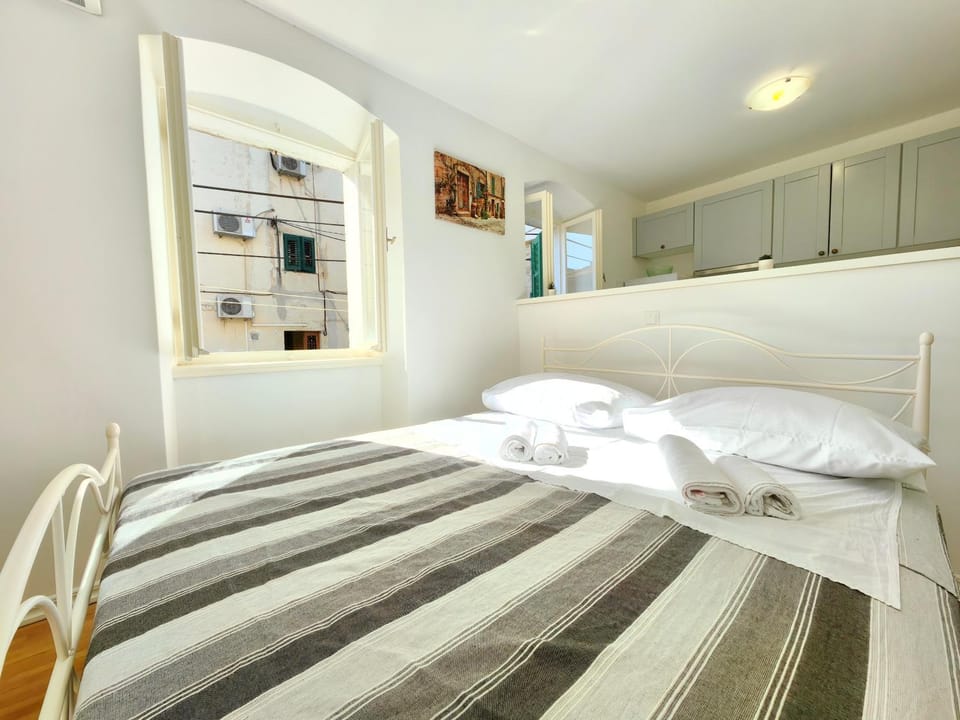 Bed, Photo of the whole room, Bedroom, towels