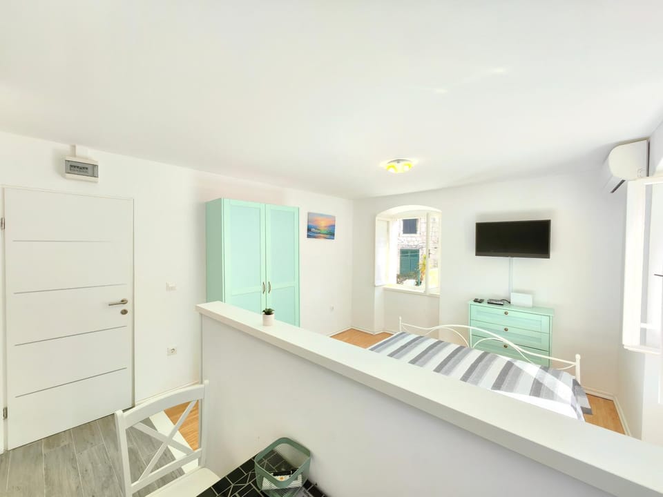 Bed, TV and multimedia, Photo of the whole room, Bedroom