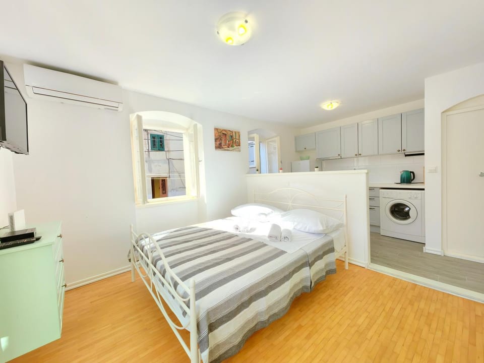 Kitchen or kitchenette, Photo of the whole room, Bedroom, towels, washing machine