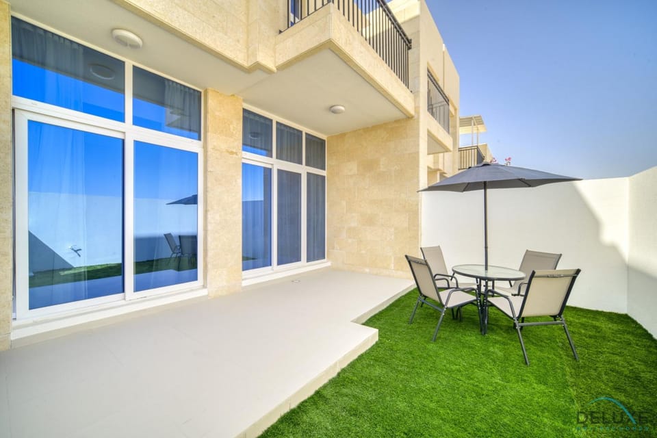Property building, Patio, Balcony/Terrace