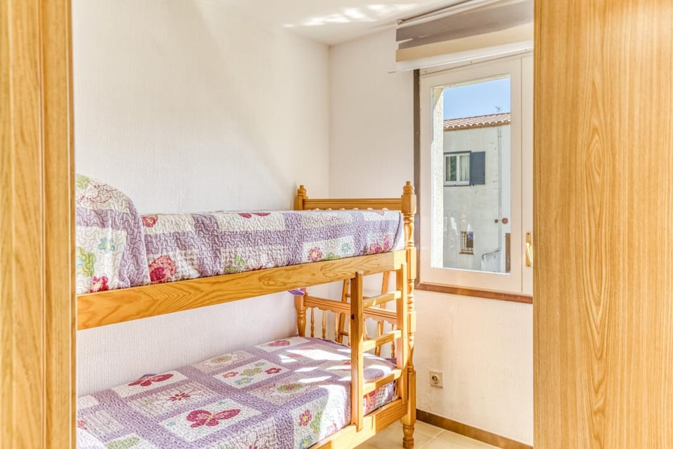 Property building, Living room, Bedroom