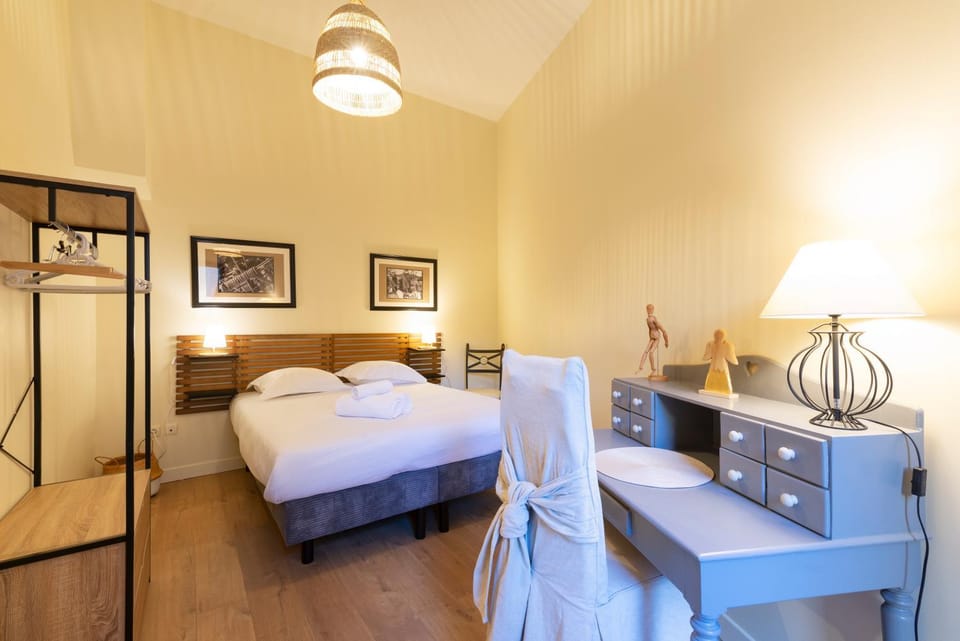 Bed, Photo of the whole room, Bedroom, wardrobe