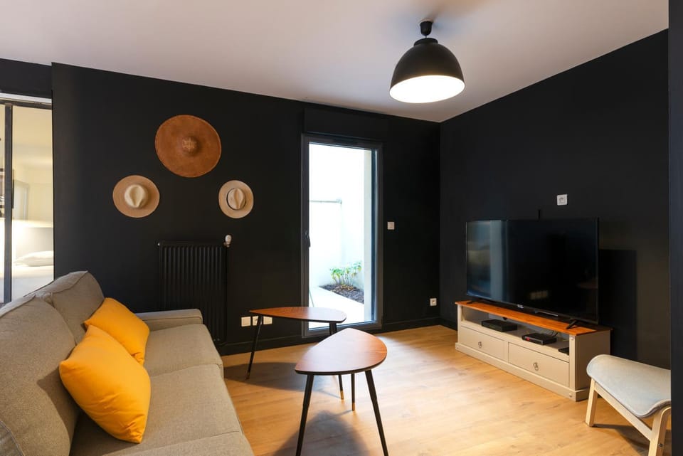 Communal lounge/ TV room, TV and multimedia, Living room, Seating area, Evening entertainment